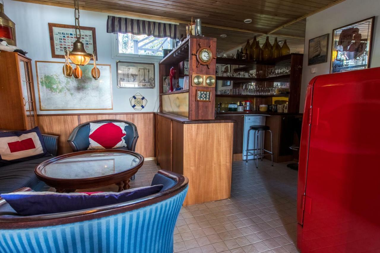 Villa Harald - Beachfront Hitis エクステリア 写真