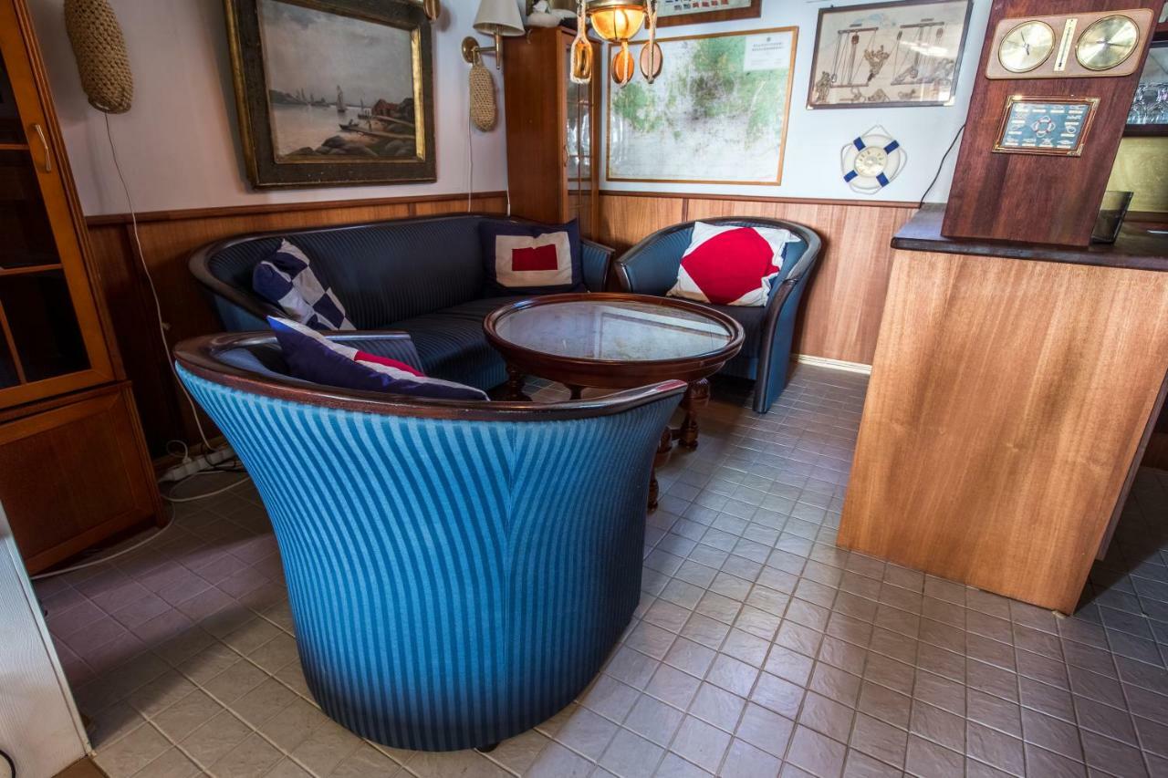 Villa Harald - Beachfront Hitis エクステリア 写真